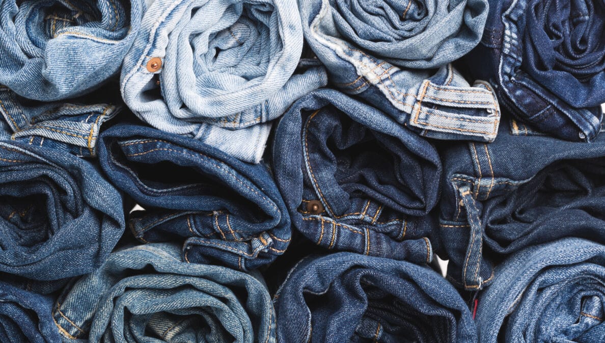 Diverse zusammengerollte Jeans in unterschiedlicher Färbung