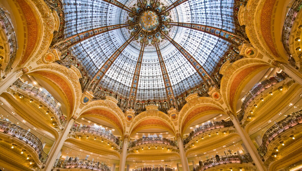 Zentrale, runde Halle des Pariser Kaufhauses Galeries Lafayette mit Balkonen und imposanter Glaskuppel in Jugendstilarchitektur