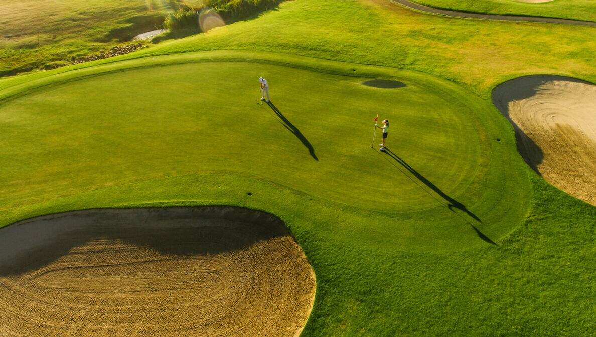 Blick auf einen Golfplatz in der Sonne.