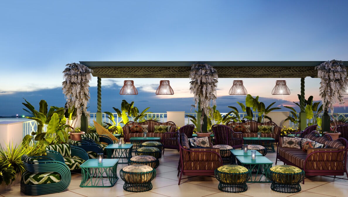 Ein eleganter Außenbereich, der mit Pflanzen, eleganten Sitzgelegenheiten und Panoramablick ausgestattet ist