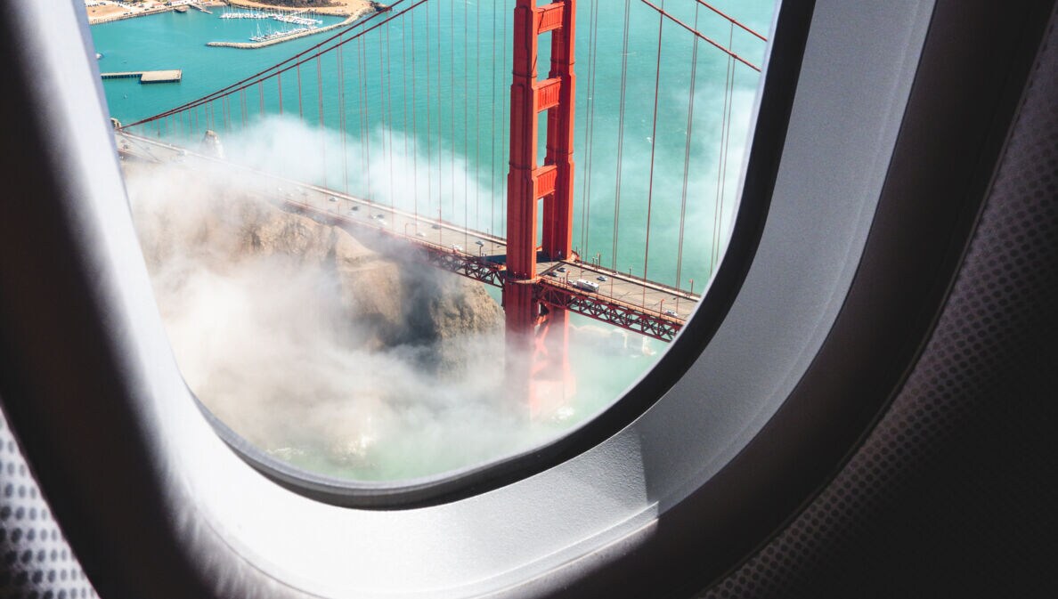 Blick aus einem Flugzeugfenster hinunter auf die Golden Gate Bridge