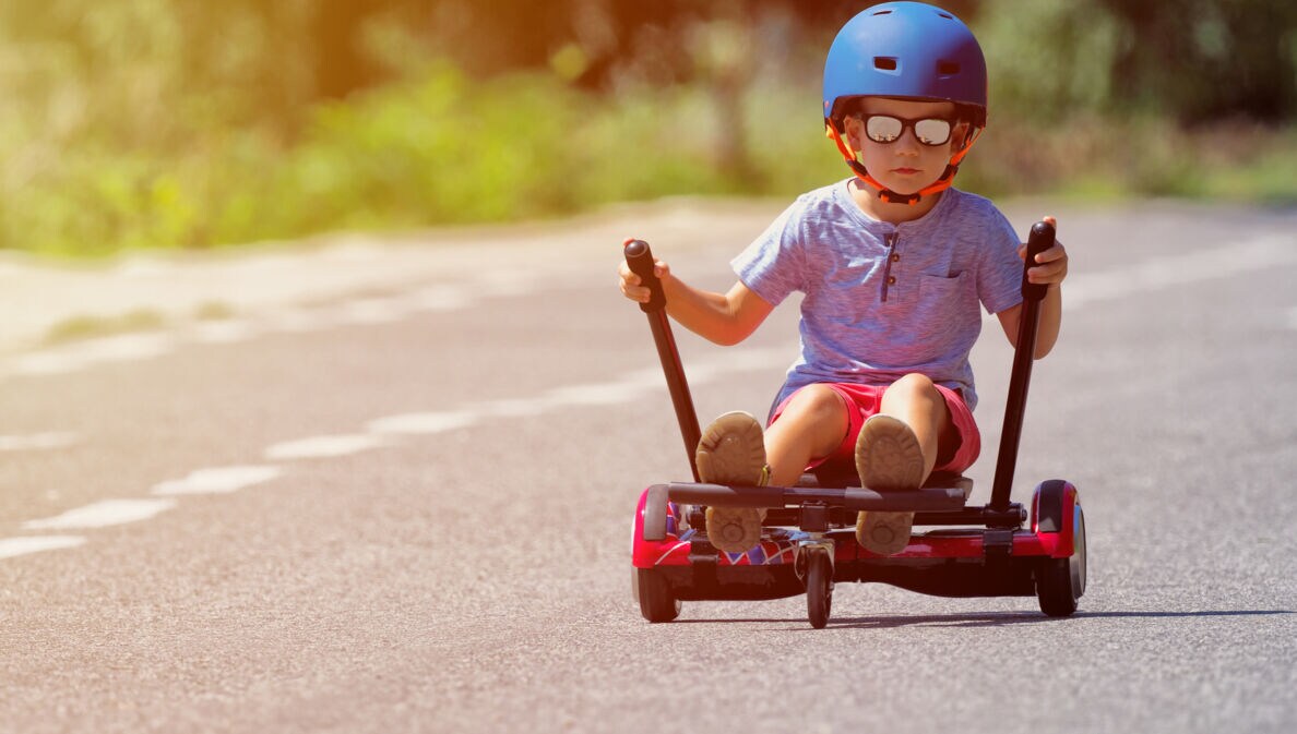 Ein Kind auf einem Hoverboard mit Sitz