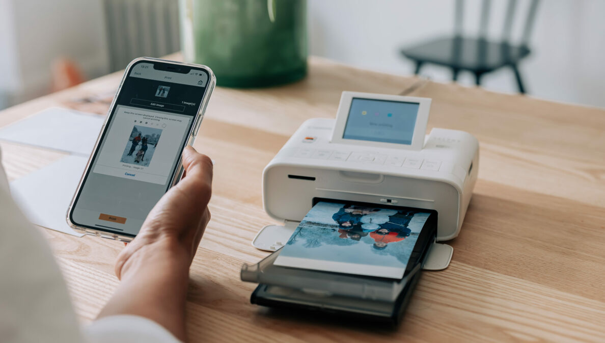 Ein Mini-Fotodrucker druckt ein Bild von einem Handy aus