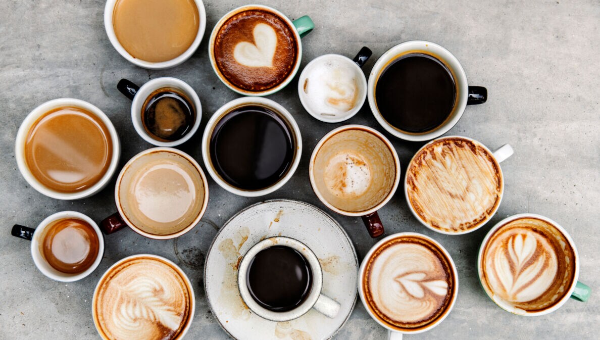 Verschiedene Kaffeespezialitäten auf einem Tisch von oben fotografiert