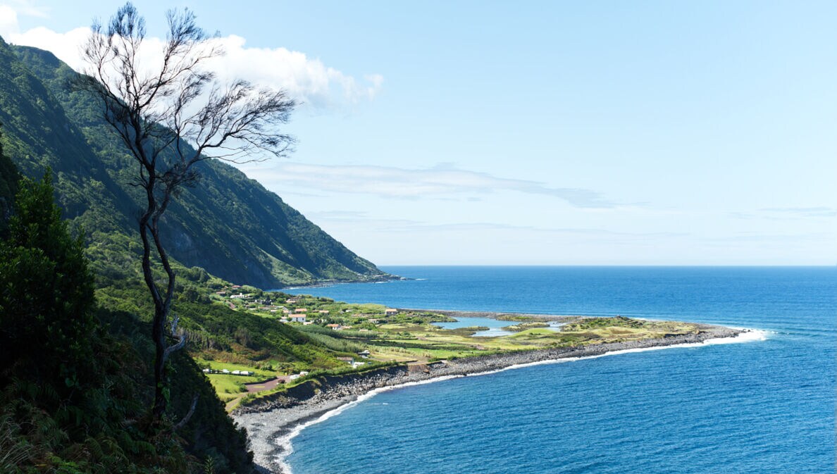 Blick auf einen Strand an der Nordküste der Insel São Jorge auf den Azoren