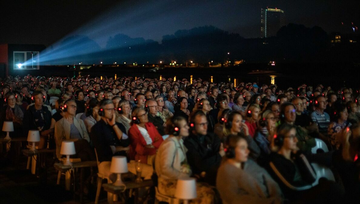 Publikum in einem Freilichtkino