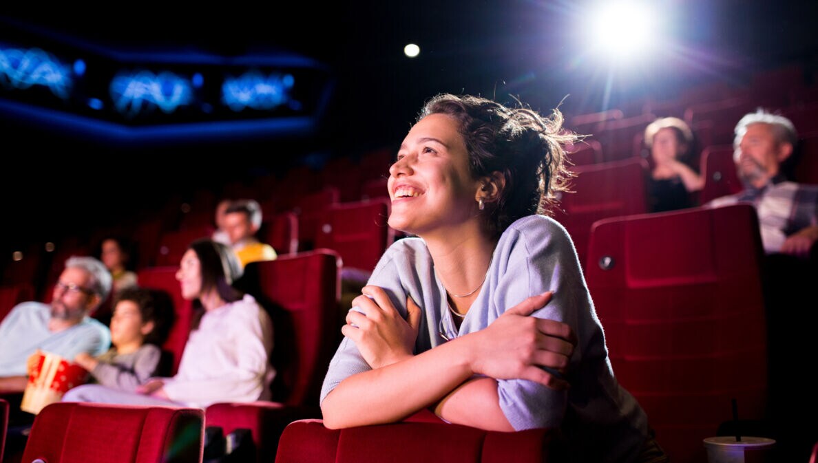 Eine junge Frau genießt einen Film im Kino