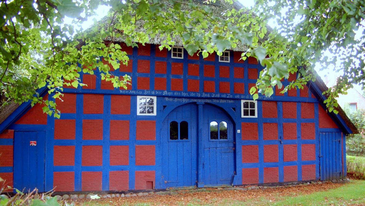 Altes Fachwerkhaus in blau und rot
