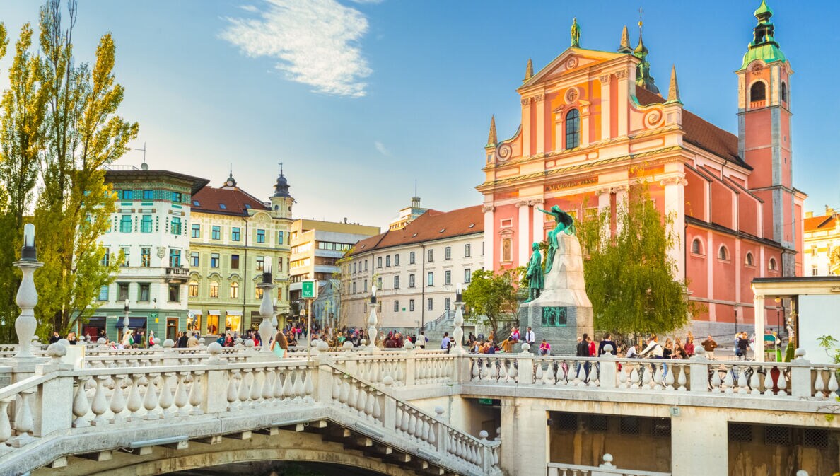 Blick auf mehrere Sehenswürdigkeiten und bunte Gebäude in Ljubljana.