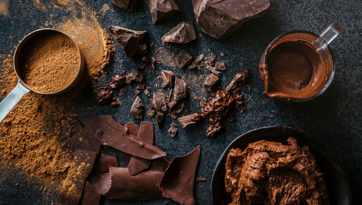 Kakao in unterschiedlichen Variationen: flüssig, cremig, als Pulver und in Stückchen