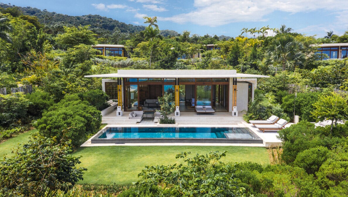 Moderner Bungalow in einer luxuriösen Hotelanlage inmitten tropischer Vegetation