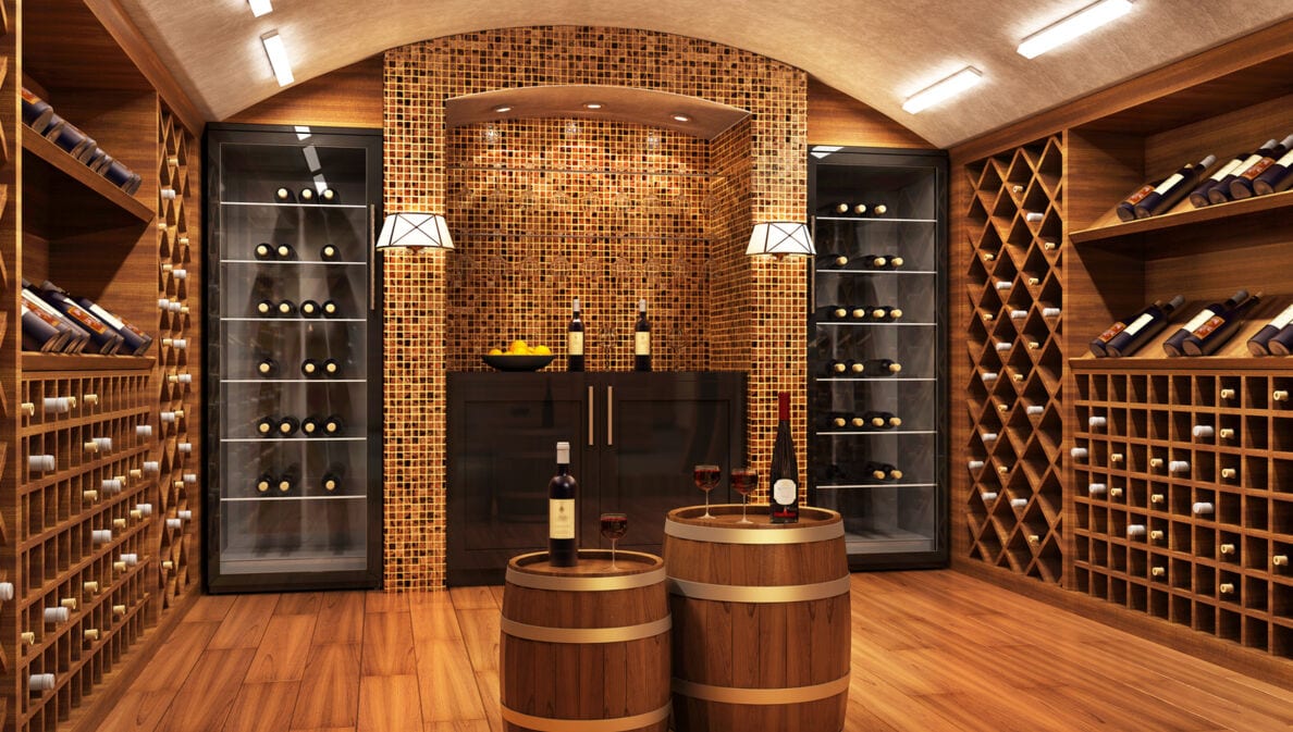 Modernes Weingewölbe mit Regalen und Kühlschränken, befüllt mit Flaschen