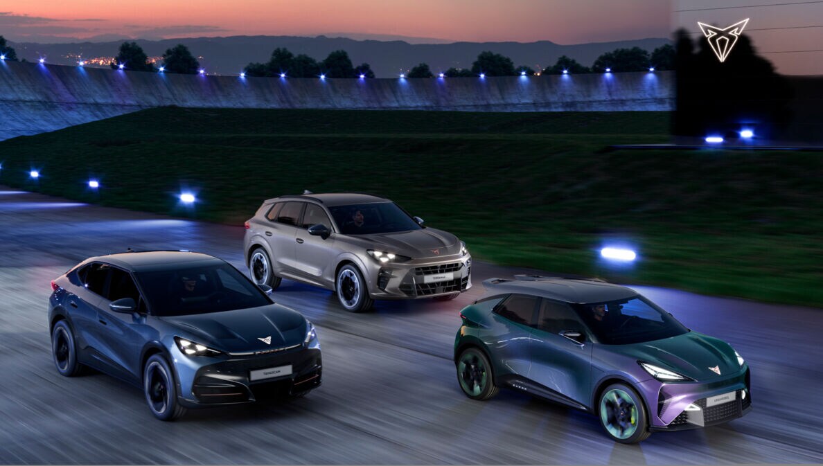 Drei Autos auf einer abendlichen Rennstrecke