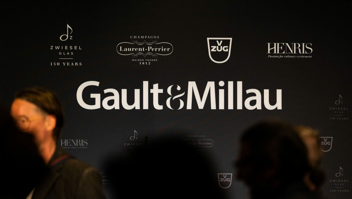 Schriftzug von Gault und Millau mit Logos der Sponsoren