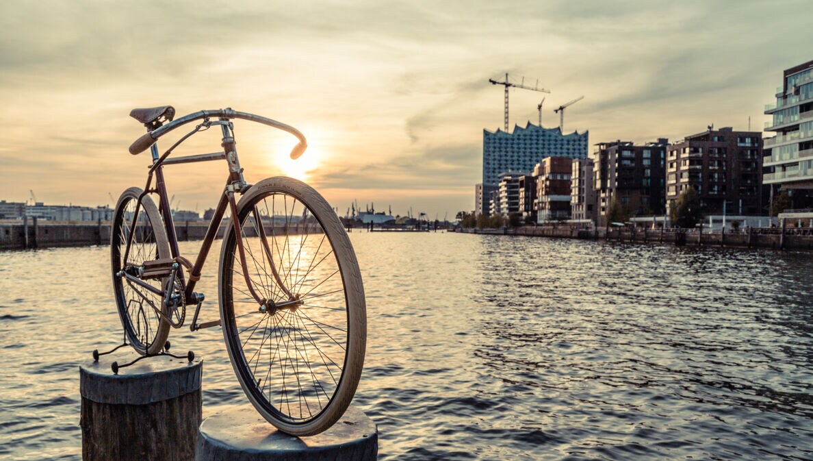Ein Fahrrad am Hamburger Hafen, Im Hintergrund die Elbphilharmonie