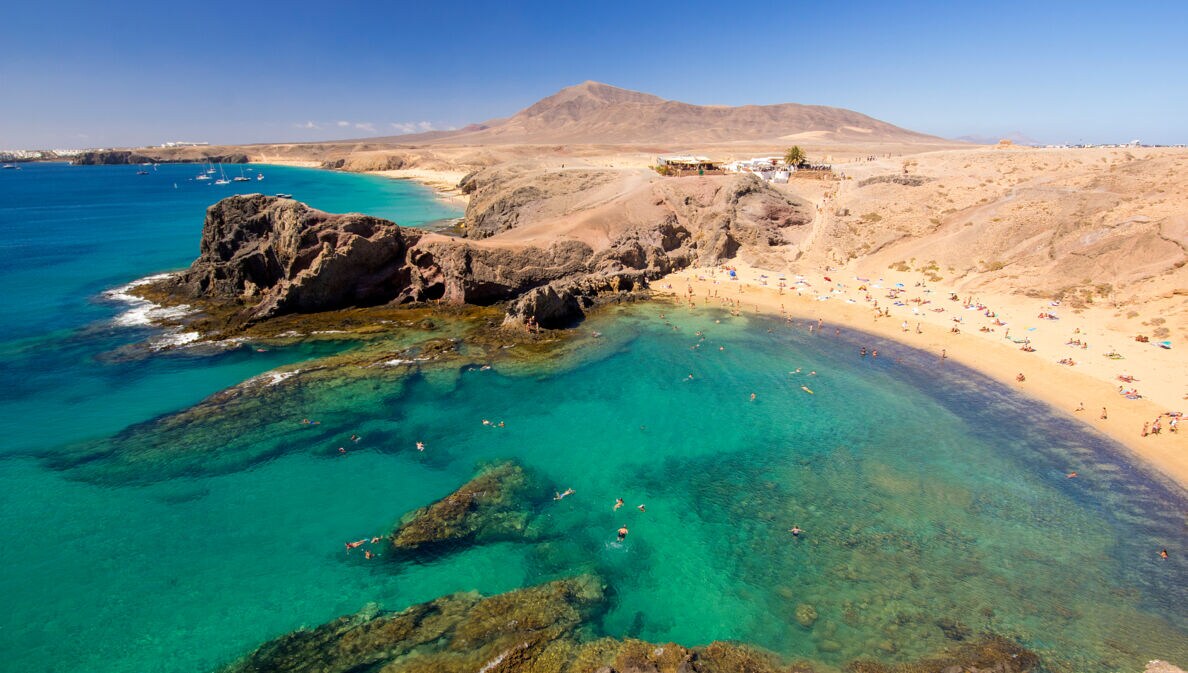 Papagayo-Strände auf Lanzarote mit Vulkangestein, Gebirgslandschaft und türkisem Wasser