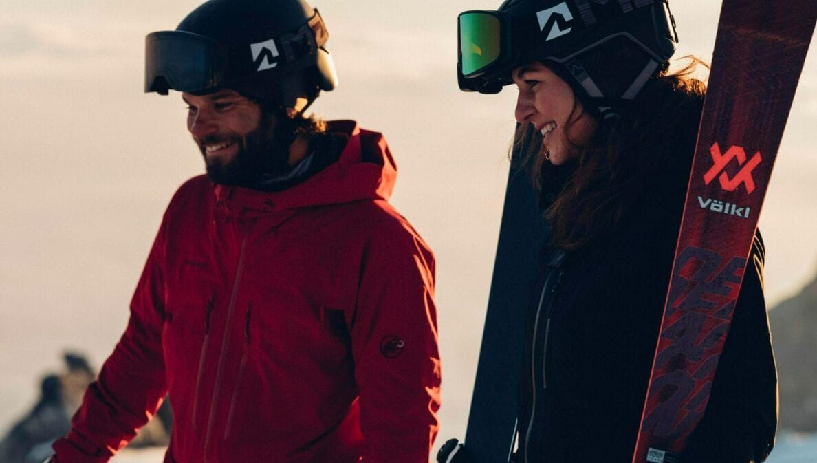 Paar in Skikleidung mit Völkl Deacons 72