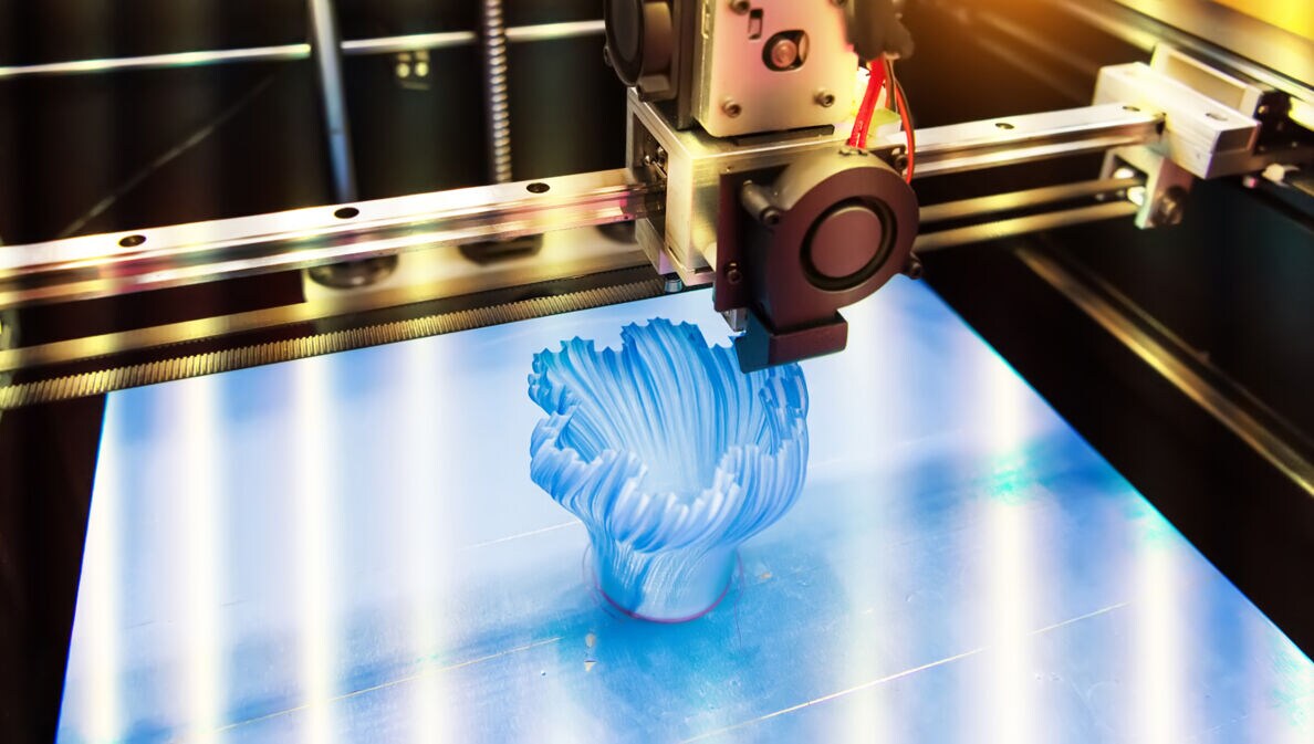 Ein 3D-Drucker druckt ein blaues Objekt aus Plastik