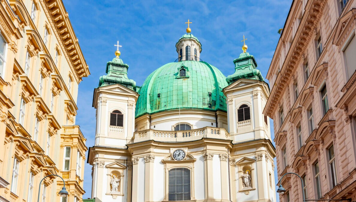 Kuppel der Peterskirche mit Gründerzeitfassaden im Vordergrund