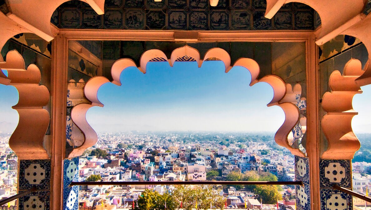 Blick von oben auf eine riesige indische Stadt.