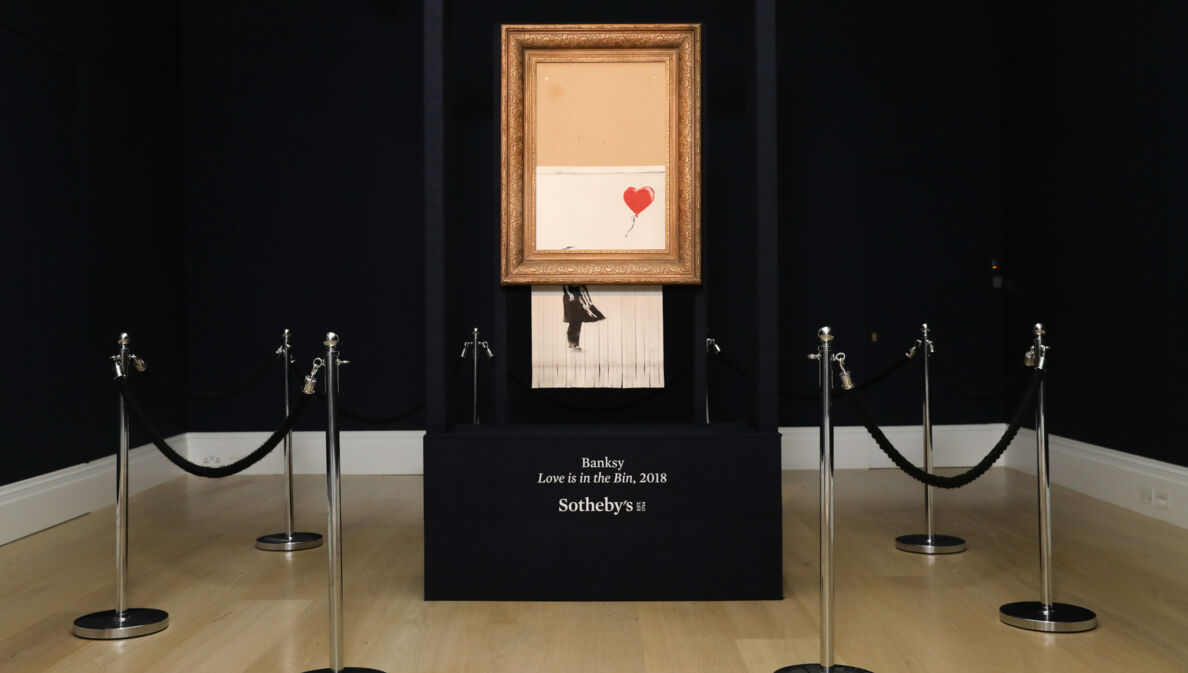 Ein geschreddertes Bild des Künstlers Banksy in einem Goldrahmen hängt in einem Ausstellungsraum des Auktionshauses Sotheby’s