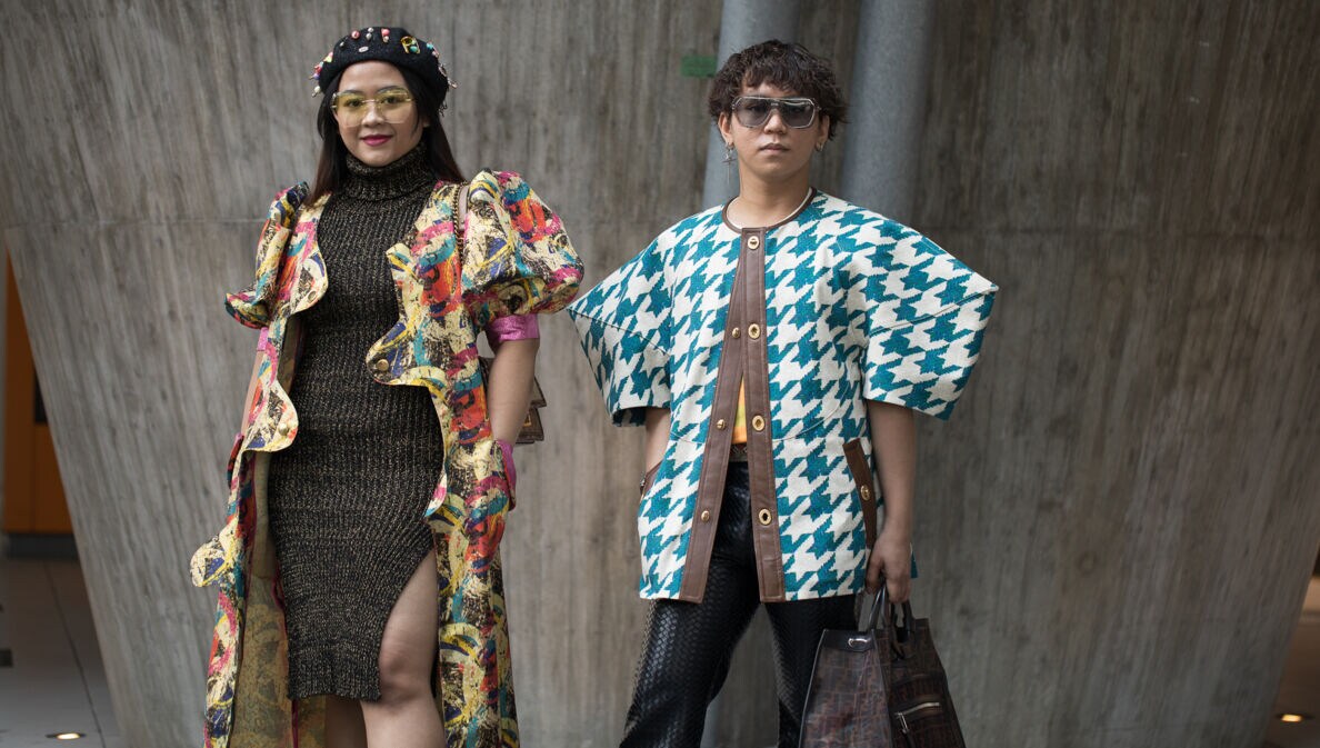 Zwei Personen auf der Fashion Week in Tokyo 2022