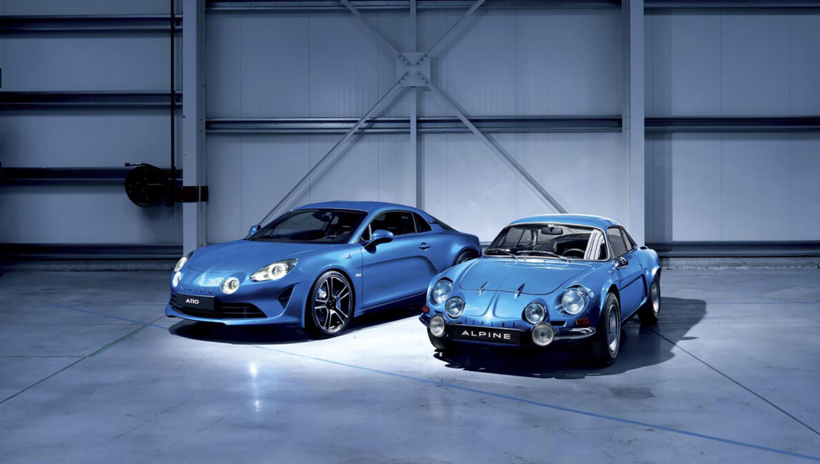 Zwei blaue Autos in einer Halle