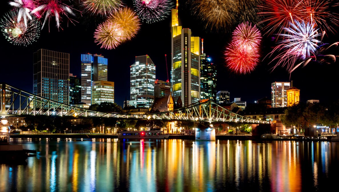 Feuerwerk über der Skyline Frankfurts.