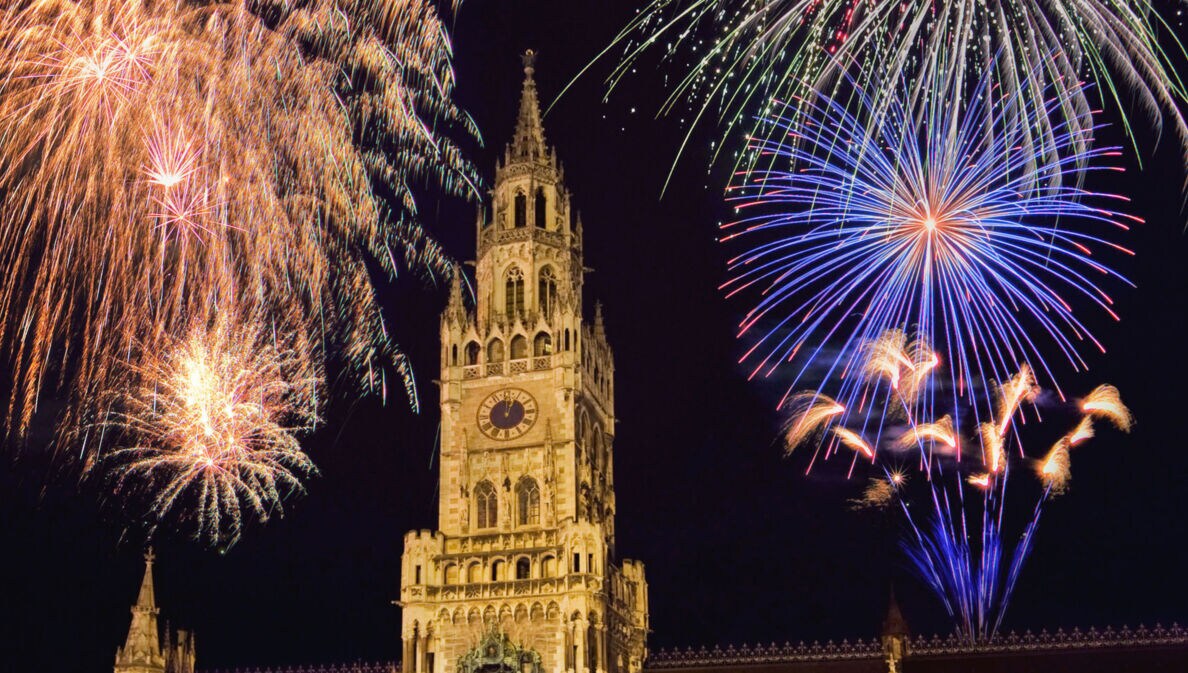 Feuerwerk am Münchener Rathausturm im neugotischen Stil bei Nacht