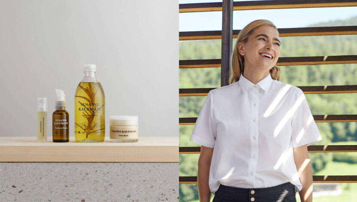 Collage von Susanne Kaufmann in weißer Bluse zusammen mit vier Produkten ihrer Naturkosmetiklinie, die auf einem Holzuntergrund stehen