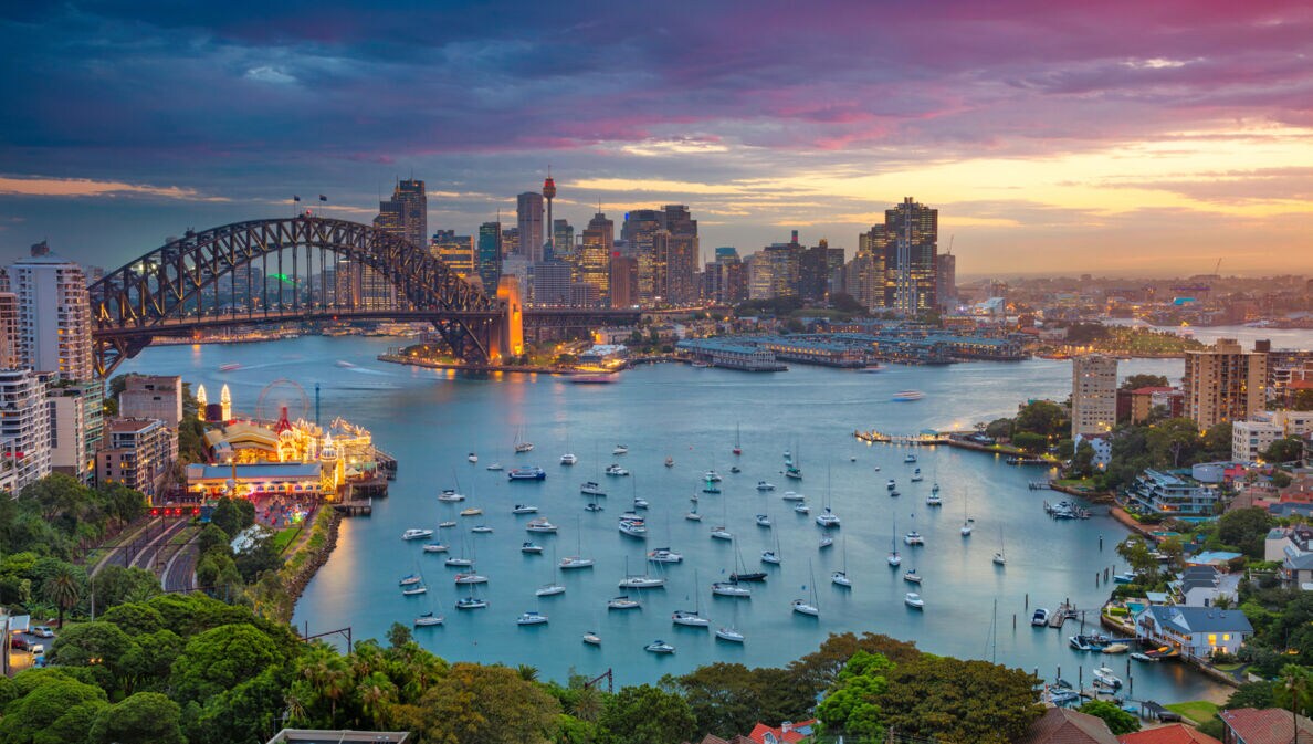 Stadtlandschaft von Sydney am Wasser bei Sonnenuntergang