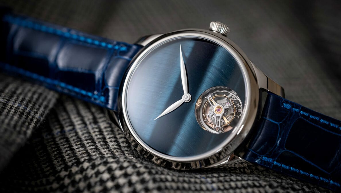 Close-up einer schlichten Uhr in dunklem Blau.