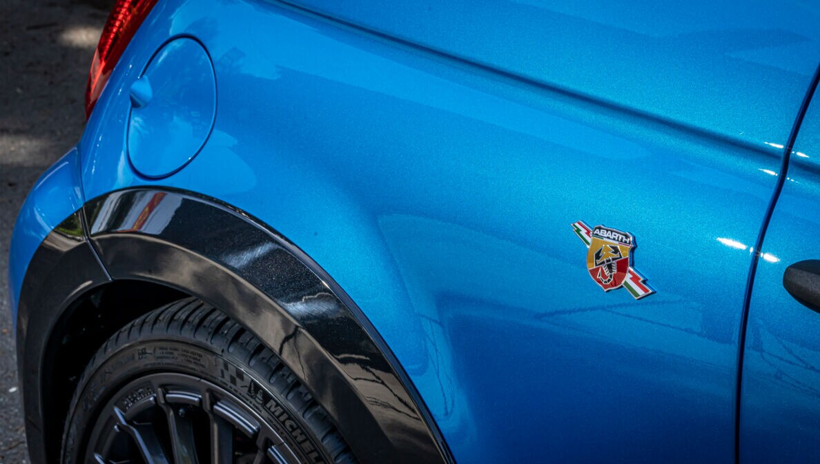 Detail eines blauen Sportautos