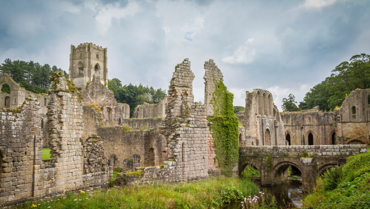 Blick auf die Klosterruine Fountains Abbey in North Yorkshire ,England