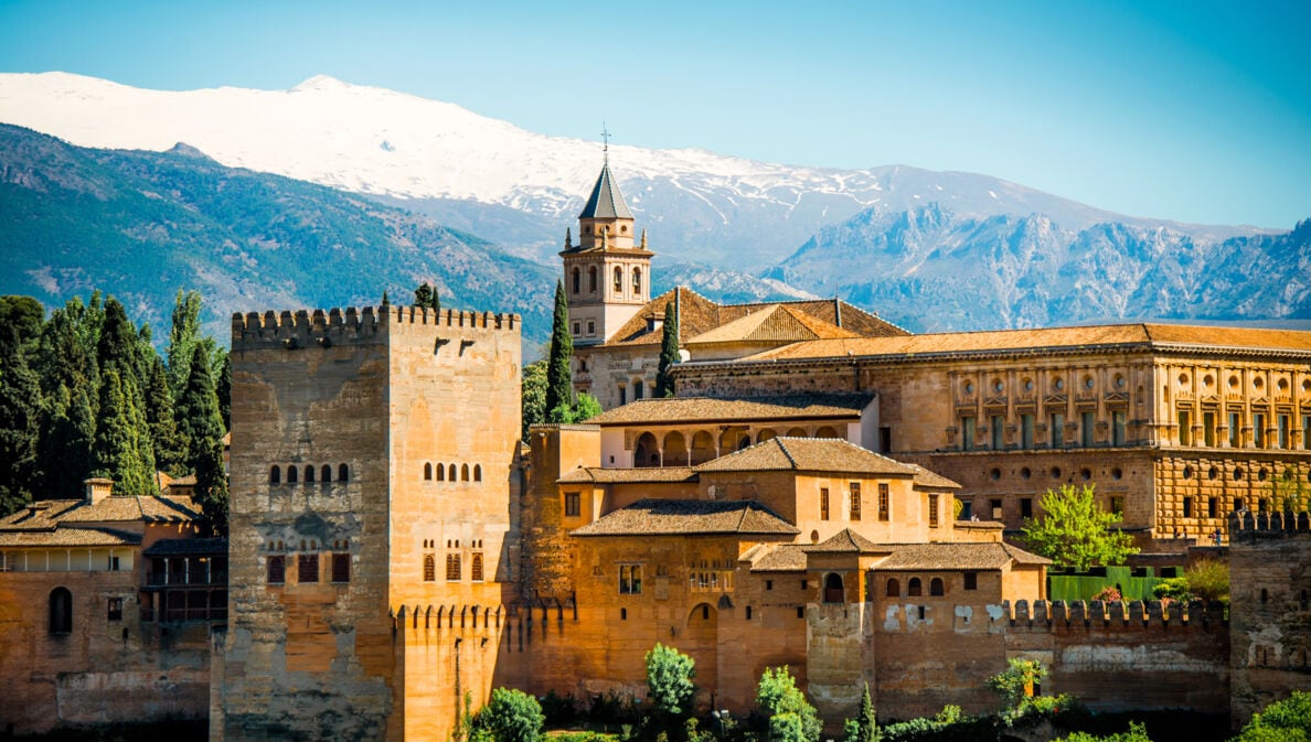 Die Alhambra in Granada, im Hintergrund Berge