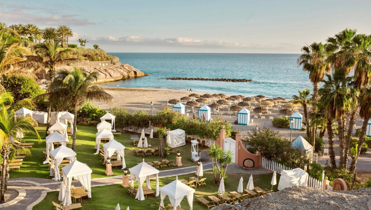 Außenbereich eines Luxushotels auf Teneriffa mit diversen Liegemöglichkeiten im Garten und am Strand