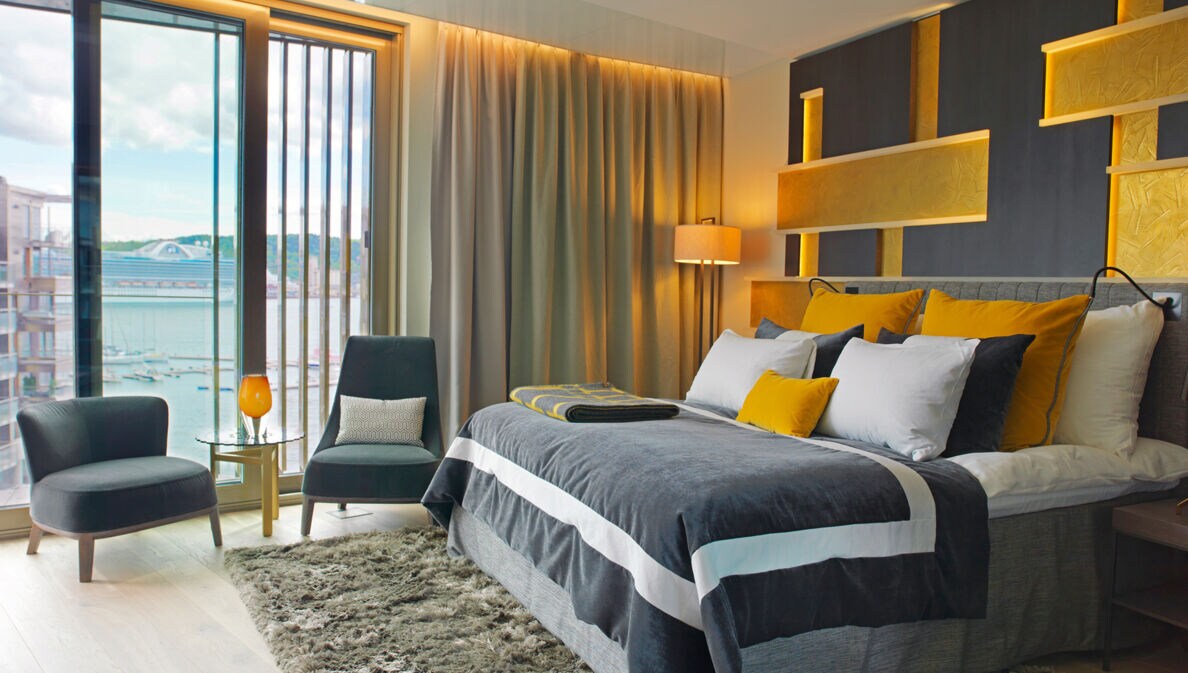 Modernes Hotelzimmer mit grafischen Designelementen mit Blick auf den Osloer Hafen