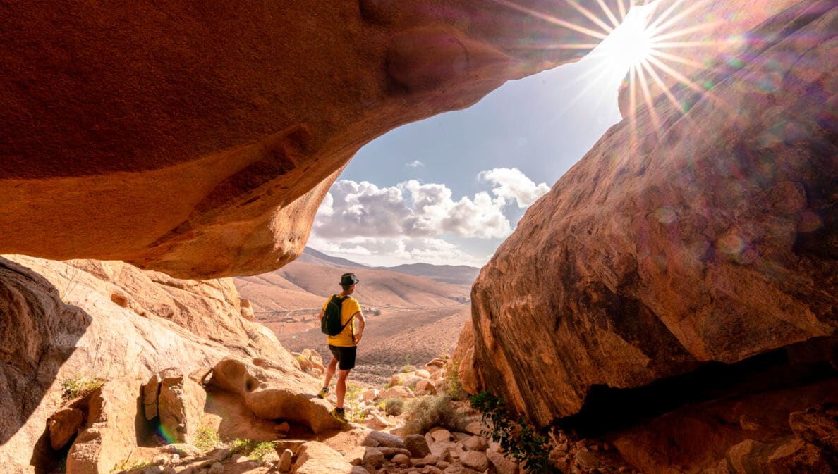 Wanderer auf Fuerteventura blickt auf eine Felsenlandschaft