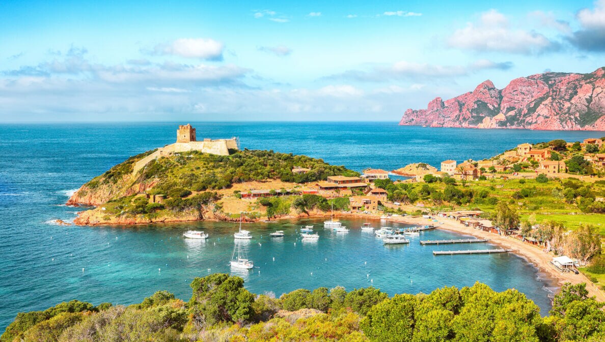 Malerische Bucht mit Burgruine an der Mittelmeerküste