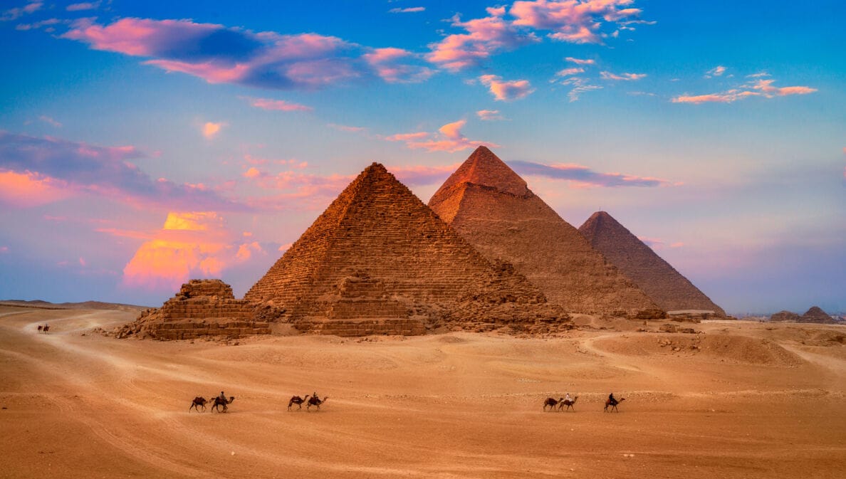 Die Pyramiden von Gizeh im Sonnenuntergang