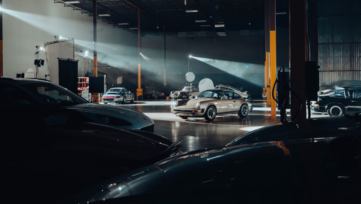 Verschiedene Porsche in einer Halle