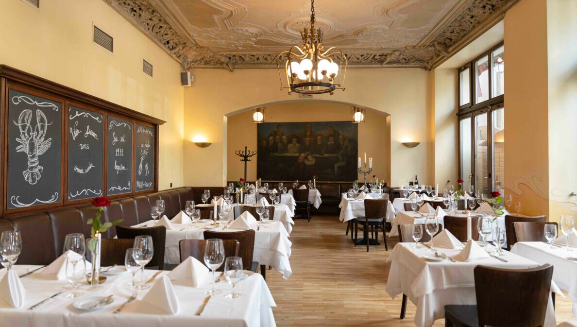 Blick auf gedeckte Tische im französischen Restaurant Ganymed in Berlin