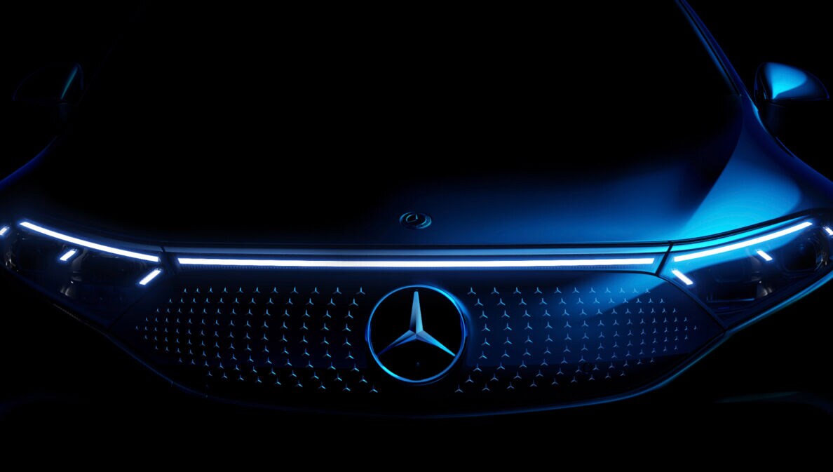 Detail der Front eines Mercedes-Benz-Fahrzeugs.