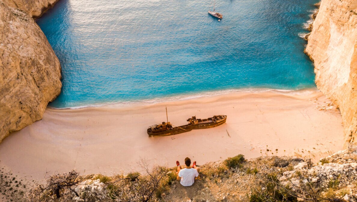 Blick aus der Vogelperspektive auf den griechischen Shipwreck Beach, auf dem ein Schiffswrack liegt