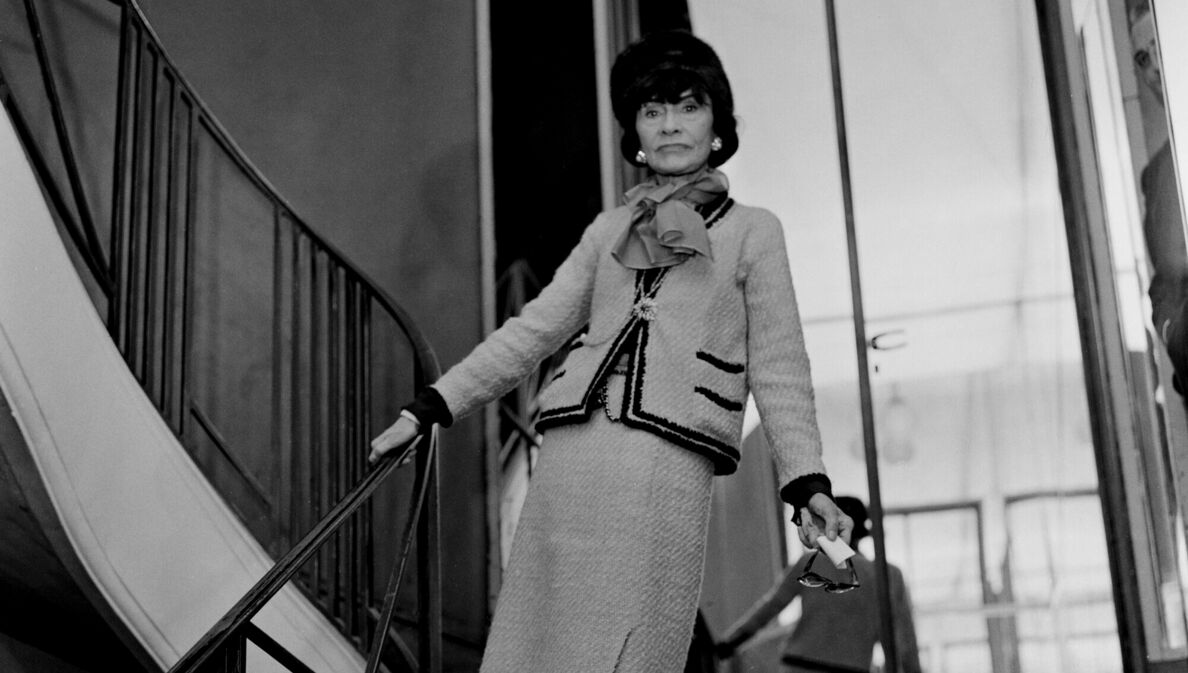 Französische Mode Abendkleid von Coco Chanel 1938 HerbstKollektion Bel  Ensemble de Trikot de Laine Feature mit dem Titel Stockfotografie  Alamy