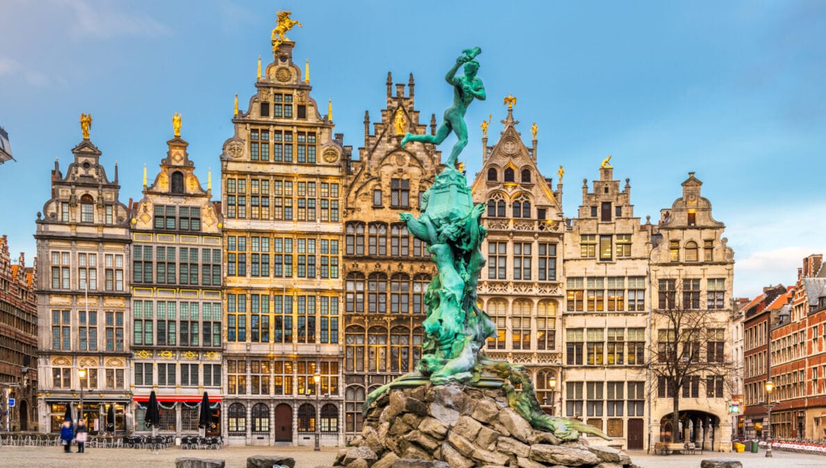 Historische Fassaden am Grote Markt in Antwerpen, davor eine Statue