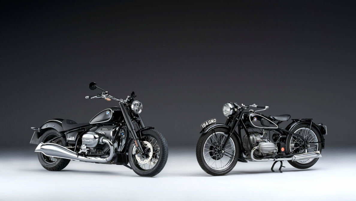 Studioaufnahme von zwei schwarzen BMW-Motorrädern R 18 und R 5 mit Chromdetails im Cruiser-Stil vor schwarzem Hintergrund