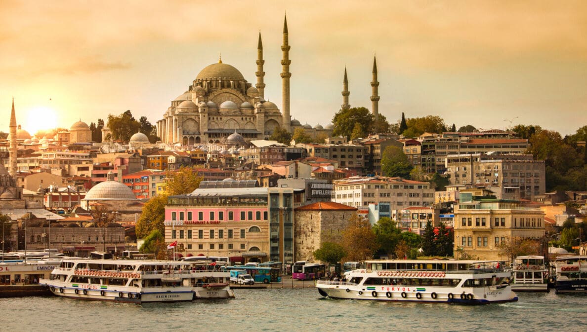 Stadtpanorama von Istanbul mit Moschee bei Sonnenuntergang