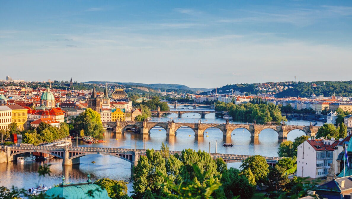 Luftaufnahme Stadtpanorama von Prag mit Brücken über der Moldau