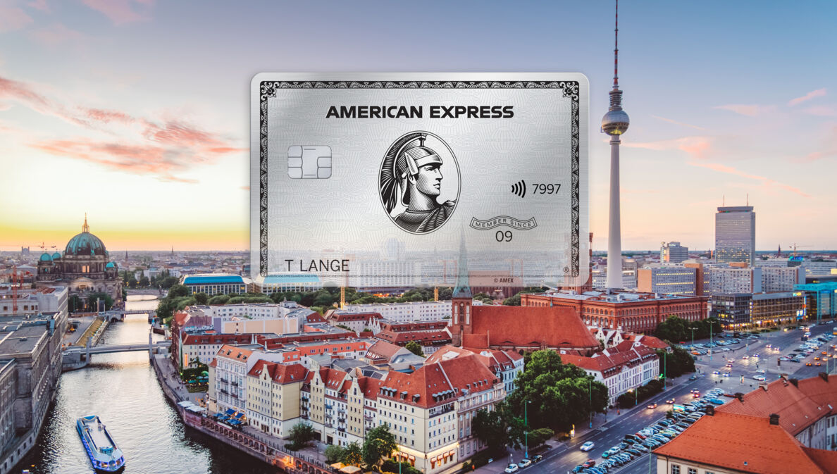 Fotocollage einer silbernen American Express Kreditkarte vor der Skyline von Berlin.